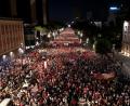 Bild: Hameraldi Agolli/AP/dpa
Seit gut 40 Tagen demonstrieren in Tirana große Menschenmengen gegen ein Tourismusprojekt in einem Naturschutzgebiet an der Adria. (Archivbild)