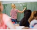 Bild: Julian Stratenschulte/dpa
Der Frauenanteil bei den Lehrkräften lag an den allgemeinbildenden Schulen bei rund 73 Prozent. (Symbolbild)