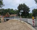 Bild: Tobias Gräf
Am Mittwoch, 8. Juli, laufen letzte Arbeiten der Firma Dötterl und Hahn an der neuen Brücke über den Rosenbach in Sulzbach-Rosenberg. Der Bauhof installiert noch eine Straßenlaterne – dann ist alles fertig.