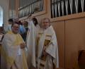 Bild: Peter Garreiss
Regionaldekan Manfred Strigl (rechts) aus Regensburg segnet die neue Orgel im Beisein von Pfarrer Udo Klösel.