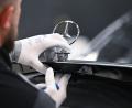 Bild: Bernd Weißbrod/dpa
Mercedes-Benz hat im zweiten Quartal weniger Fahrzeuge verkauft. (Archivbild)