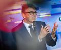 Bild: Fabian Sommer/dpa
Kulturstaatsminister Weimer sucht seit Monaten Wege für eine bessere Vergütung von Künstlern auf Musikstreamingdiensten. (Archivbild)