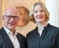 Bild: Jens Kalaene/dpa
Chefdirigentin Joana Mallwitz (rechts) verlängert ihren Vertrag am Konzerthaus.