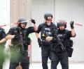 Bild: Karl-Josef Hildenbrand/dpa
Polizisten auf dem Schulgelände.