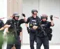 Bild: Karl-Josef Hildenbrand/dpa
Polizisten auf dem Schulgelände.