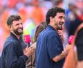 Bild: Tom Weller/dpa
Zwei Ex-Weltmeister - aber auch zwei für den DFB? Thomas Müller (l) und Mats Hummels. (Archivbild)
