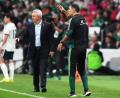 Bild: Eduardo Verdugo/AP/dpa
Zwei Jahre lang wurde Rafael Márquez (r) von dem scheidenden Chefcoach Javier Aguirre (l) auf größere Aufgaben vorbereitet. (Archivbild)