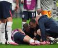 Bild: Eduardo Verdugo/AP/dpa
Jordan Henderson musste nach seinem Sturz operiert werden.