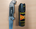 Bild: Bundespolizei
Ein verbotenes Springmesser und ein Pfefferspray stellten Bundespolizeibeamte bei Fahrern am Grenzübergang Waidhaus sicher.