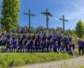 Bild: Wilhelm Koch
Das Orchester des Musikvereins Freudenberg bei den Drei Kreuzen am Nordhang des Johannisbergs.