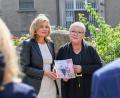 Bild: Jens Kalaene/dpa
Bundestagspräsidentin Julia Klöckner nahm den Bericht der SED-Opferbeauftragten bei einem Besuch in der ehemaligen Gedenkstätte Hohenschönhausen entgegen.