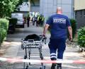 Bild: Annette Riedl/dpa
Ein Mann von der Gerichtsmedizin schiebt eine Bahre in der Nähe des Fundortes des toten Neugeborenen.