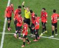 Bild: Chris Carlson/AP/dpa
Schiedsrichter François Letexier zog den Unmut der ägyptischen Spieler auf sich.