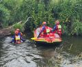Bild: Korbinian Kurz
Bei der Suche nach dem vermissten Jungen auf der Schwarzach bei Altfalter war die Wasserwacht mit vielen Einsatzkräften vor Ort.