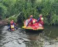 Bild: Korbinian Kurz
Bei der Suche nach dem vermissten Jungen auf der Schwarzach bei Altfalter war die Wasserwacht mit vielen Einsatzkräften vor Ort.