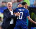 Bild: Petr David Josek/AP/dpa
Frankreichs Trainer Didier Deschamps (l.) mit Superstar Kylian Mbappé. (Archivbild)