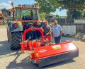 Bild: Hans Walter
Der neue Mulcher soll die Landschaftspflege in und um Kastl erleichtern, wie Bürgermeister Hans Walter (rechts) betonte. Für den Einsatz des neuen Gerätes sowie dessen Wartung ist in erster Linie Bauhofmitarbeiter Andreas Mayer (links) verantwortlich.