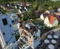Bild: Feuerwehr Sulzbach-Rosenberg
Der Korb mit den Musikanten reichte über den Turm der Feuerwehr hinaus. Unten sieht man Schirme und Bänke der Kirwa – die Besucher wurden gewissermaßen von oben bespielt.