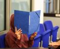 Bild: Christoph Reichwein/dpa
Eine Angeklagte im Saal des Landgerichts Wuppertal.