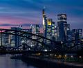 Bild: Boris Roessler/dpa
Banken-Skyline in Frankfurt: Die Finanzbranche dringt auf weniger Vorschriften. (Symbolbild)