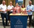 Bild: Simon Hauck, Stadt Amberg 
Vorstellung der Notfalldose vor dem Bürgerbüro der Stadt Amberg (von links): Martin Schafbauer (Leiter des Bürgerbüros), Susanne Augustin (Sozialreferentin der Stadt Amberg), Sabrina Liermann (Seniorenstelle), Liana Koloda (Seniorenstelle) und Oberbürgermeister Michael Fritz.