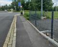 Bild: lnz
Blick von der Martin-Zehendner-Straße in Richtung Tirschenreuther Straße in Mitterteich: Neben der Stelle, wo sich am 21. Januar der bis heute ungeklärte Unfall mit Todesfolge ereignete, erinnern eine Kerze und Kunststoffblumen an den Verstorbenen.