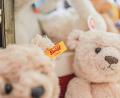 Bild: Jason Tschepljakow/dpa
Omnipräsent in vielen Kinderzimmern: die Plüschbären mit Knopf im Ohr. (Archivbild)