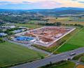 Bild: Florian Miedl
Zwischen der Autobahn 93 und dem Stadtgebiet von Marktredwitz entsteht im Ortsteil Lorenzreuth gerade Bayerns modernstes Gefängnis.