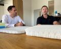 Bild: Andreas Ascherl 
Bei der Weserland-Sitzsysteme GmbH in Theuern, einer Tochter der Metz Group, herrscht Aufbruchsstimmung. Mit-Geschäftsleiter Manfred Götz (rechts) und Entwickler Andreas Hammerl erklären, wie ein innovatives Sitzkissen für Rollstuhlfahrer entstanden ist.