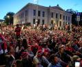 Bild: Terje Bendiksby/NTB/dpa
So wie hier beim Achtelfinale wird es wohl auch am Samstag wieder in der Innenstadt von Oslo aussehen. (Archivbild)