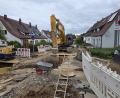Bild: Tobias Gräf
In der Czeikestraße wird seit Wochen der Kanal erneuert und vergrößert. Glasfaser wird hier auch gleich mit verlegt – aber erst, wenn die Kanalarbeiten abgeschlossen sind.