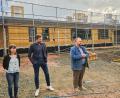 Bild: Carolin Böckl/Verwaltungsgem. Kemnath
Bauleiterin Anna-Lena Schott (links) und Architekt Bernd Detsch (Mitte) vom Büro Kupfergrau in Bayreuth führten den neuen Kastler Gemeinderat durch die Baustelle. Bürgermeister Hans Walter betonte die hervorragende Zusammenarbeit zwischen Planern und Verwaltung.