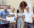 Bild: Mariana Honcharenko
Übergabe der Amberger Engagement-Aktie (von links) Oberbürgermeister Michael Fritz, kaufmännischer Vorstand der Wohnungsbau Siedlungswerk Werkvolk eG Wolfgang Erb, Leiterin der Freiwilligenagentur Elisabeth Triller sowie Teamleiter Wohnungsbau und Siedlungswerk Werkvolk eG Torsten Wolf.
