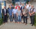 Bild: Elfriede Weiß
Edmund Sukale (Dritter von links), Walter Schauer (mit Gattin, Mitte) und Mathias Schell (nicht im Bild) wurden von den Bürgermeistern der VG, Maximilian Beer (links), Michael Brandl (Zweiter von links), Markus Dauch (Fünfter von links) und Anita Forster verabschiedet.