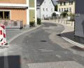 Bild: Joachim Gebhardt
Der Dorfplatz ist zwar neu gestaltet, doch die Straßenoberfläche muss dringend erneuert werden - das geschieht nächste Woche bis Freitag in Kürmreuth - deswegen die Vollsperrung.