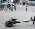 Bild: Jens Kalaene/dpa-Zentralbild/dpa
Die Zahl der Unfälle mit E-Rollern hat zugenommen. (Symbolbild)