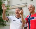 Bild: Alastair Grant/AP Pool/dpa
Der britische Premier Keir Starmer (l) hat für den Fall eines Finalsiegs der Engländer Hoffnungen auf einen extra Feiertag gemacht. (Archivfoto)