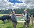 Bild: AELF Tirschenreuth-Weiden 
Anna Häfner vom AELF Tirschenreuth-Weiden und Thomas Rosner präsentieren das neue Schild.