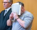Bild: Armin Weigel/dpa
Der 45 Jahre Angeklagte verbirgt im Gerichtssaal sein Gesicht.