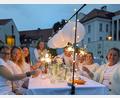 Bild: Paul Zrenner
Diese Tischrunde feierte das Dinner in Weiß in Waldsassen in der Dämmerung mit Wunderkerzen.