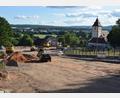 Bild: Richard Braun
Die Erschließungsmaßnahmen für das Baugebiet "Am Köblitzbach" laufen planmäßig. Ab September steht der Parkplatz dann wieder den Kirchenbesuchern zur Verfügung.