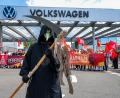 Bild: Jan Woitas/dpa
Bei VW wird um Sparpläne gerungen.