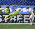 Bild: Jae C. Hong/AP/dpa
Alexander Schlager (l) wechselt zu Werder Bremen. (Archivbild)