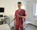 Bild: lnz
Der gebürtige Tirschenreuther Dr. Peter Kraus ist seit dem 1. Juli als Facharzt für Innere Medizin und Gastroenterologie am MVZ am Steinwald in Wiesau tätig. In den Händen hält er ein Gastroskop, das etwa für Magenspielungen eingesetzt wird.