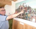 Bild: ui
Viel Arbeit hat das Team um Vereinsvorsitzenden Andreas Bösl (links und als Abbild am Fass) schon bisher in das Zeiglhaus gesteckt. Das Bild von Stefan Schadeck zeigt aber auch die Freude, die die Akteure dabei haben. Nun geht es daran, einen Stadel zu bauen.