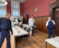 Bild: Hohlheimer
Mit Fußfessel verlässt der 26-Jährige am Freitag den Sitzungssaal. Seit Anfang Juli muss sich der Mann aus dem Landkreis Schwandorf wegen versuchten Totschlags vor dem Landgericht Amberg verantworten.