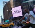 Bild: Ryan Murphy/AP/dpa
Auf Bildschirmen rund um den Madison Square Garden erschien die Aufschrift: „Just&t Married“. (Archivbild)