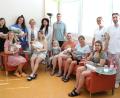 Bild: Klinikum Fichtelgebirge
Die frisch gebackenen Eltern und ihre Neugeborenen formieren sich mit den Mitarbeitern zum Gruppenbild: Von links: Nicole Antelmann mit Baby Moritz Standfest (bereits am 5.7. geboren), Mirka Grabowski und Miriam, Hebamme Carola Hörmann, Chefärztin Dr. Maria Dietrich, Anna-Lena Blay mit Nino, Assistenzärztin Aghayan Lida, Manuel, Mathilda und Stephanie Hahn mit Baby Moritz; Rosalie Schnurrer und Leo Maschauer, Pflegefachkraft Miriam Bergner, Lena Wolf und Josef Wolf und Pflegefachkraft Philipp Küfner. Drei weitere Babys und deren Mütter möchten nicht namentlich genannt werden.