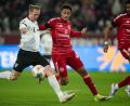 Bild: Marius Becker/dpa
Sima Suso (M) spielt künftig für Augsburg. (Archivbild)