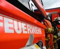 Bild: Bernd Weißbrod/dpa
Die Feuerwehr ging unter Atemschutz zur Brandbekämpfung an der Rundballenpresse vor. (Symbolbild)